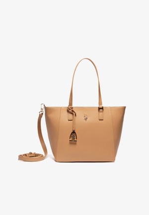 Sac cabas en cuir fauve avec deux poignées d'épaule, bandoulière amovible et petit emblème métallique de cheval sur le devant.