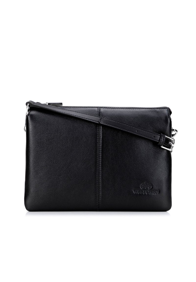 Czarna skórzana kopertówka o gładkiej fakturze, z zamkiem błyskawicznym i odpinanym paskiem na ramię. Na dole znajduje się wytłoczone logo.