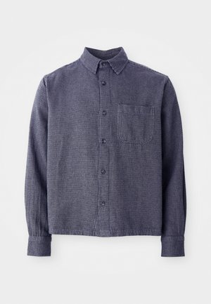 Chemise à carreaux bleu marine pour homme, en tissu léger, avec col évasé, manches longues, une poche poitrine et fermeture à boutons sur le devant.