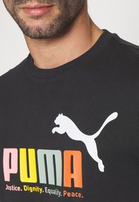 Puma ESS+ MULTICOLOR TEE - Triko s potiskem - black