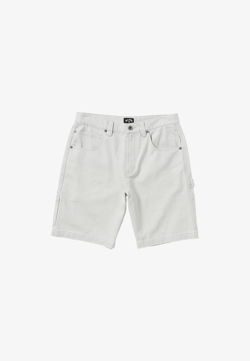 Svijetlosivi traper šortsevi ravnog kroja, s prednjim i bočnim džepovima, metalnim kopčanjem i suptilnim detaljima šivanja.