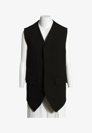 Gilet nero senza maniche con scollo a V profondo e tasche frontali con patta, mostrato su un torso di manichino bianco.