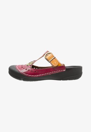 Zapato slip-on de punta cerrada con parte superior de cuero rojo, recortes decorativos, una correa amarilla con hebilla y suela negra.