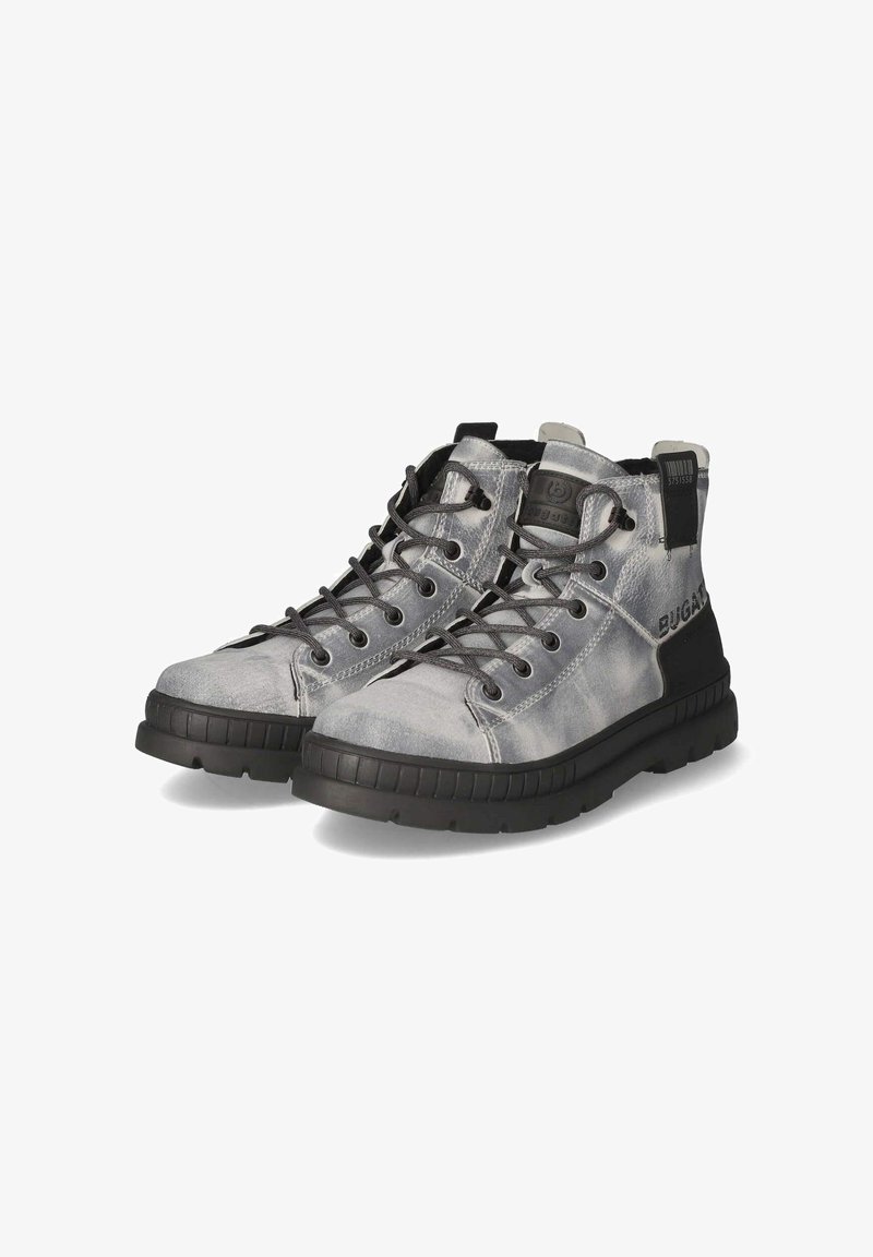 Paire de bottines montantes grises décontractées avec semelles noires, lacets et logo Bugatti sur le côté et la languette, présentées sur fond blanc.