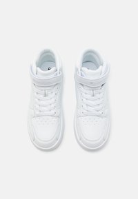 Hvite høye sneakers laget av lær med teksturert overflate, med snøring foran, perforert tå og ankelrem.