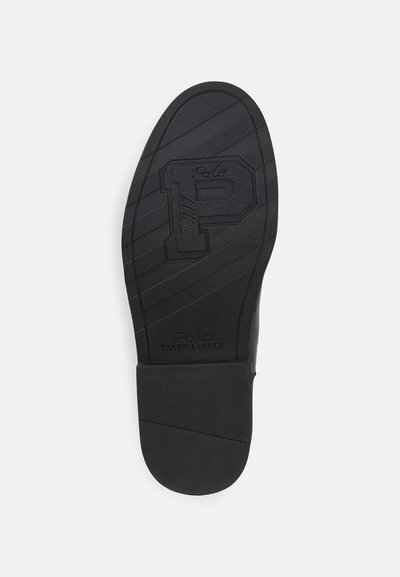 Suela de zapato de goma negra con patrones texturizados y un logotipo que presenta una "P" estilizada. Incluye estrías para agarre y un tacón plano.