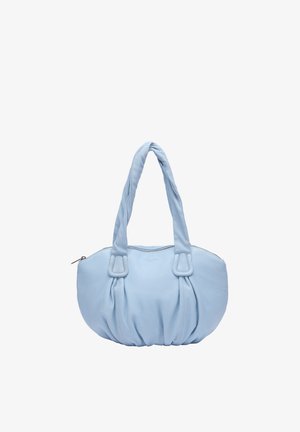 Hellblaue weiche Lederhandtasche mit verdrehten Doppelgriffen und einem Reißverschluss an der Oberseite, die am Boden leicht gerafft ist.