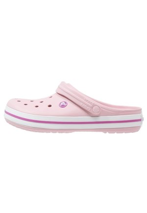 Hellrosa Crocs-Clog mit Belüftungslöchern, verstellbarem Fersenriemen und weißer Sohle mit pinkem Streifen.