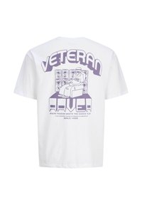 Bijela majica s ljubičastim grafičkim prikazom bradatog muškarca s šalom, koji sjedi u stolici s razglasima iza sebe i natpisom "Veteran Raver."