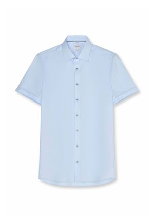 Camicia azzurro chiaro a maniche corte con bottoni frontali, colletto classico e tessuto pulito e liscio.