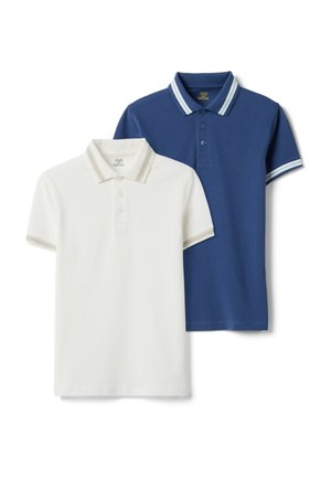 Deux polos à manches courtes, un blanc avec col et poignets à rayures pastel, un bleu avec col et poignets à rayures blanches et bleues.