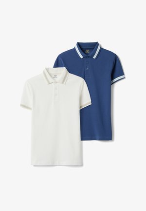 Deux polos à manches courtes, un blanc avec col et poignets à rayures pastel, un bleu avec col et poignets à rayures blanches et bleues.