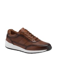 Bruine leren sneaker met een mesh-design, ronde neus, witte rubberen zool en vetersluiting. Accenten zijn onder andere textuur aan de zijkanten en stiksels.
