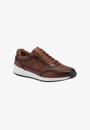 Bruine leren sneaker met een mesh-design, ronde neus, witte rubberen zool en vetersluiting. Accenten zijn onder andere textuur aan de zijkanten en stiksels.