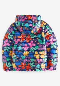 Vadderad blommig jacka med en livfull blandning av blommor i röd, rosa, blå och grön på en marinblå bakgrund, med huva och quiltat mönster.