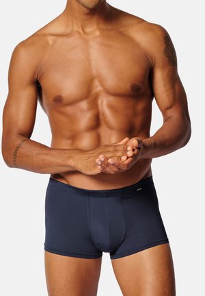 Herren Boxershorts in dunklem Marineblau aus glattem Stoff, mit einer figurbetonten Passform und einem elastischen Bund für Komfort und Unterstützung.