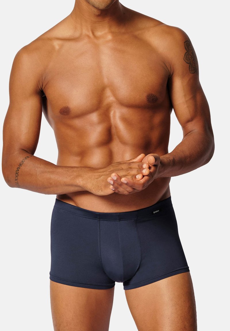 Mörkblå boxershorts för herrar i ett mjukt tyg, med en åtsittande design och resårmidja för komfort och stöd.
