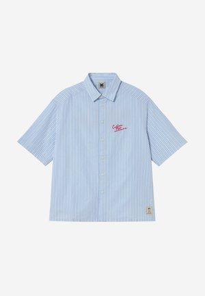 Ανοιχτό μπλε πουκάμισο με κοντά μανίκια και κουμπιά, με λευκές κάθετες ρίγες, κόκκινη κεντημένη επιγραφή «Coffee culture» στο στήθος και μικρή μπεζ ετικέτα κοντά στο τελείωμα.