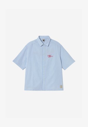 Ανοιχτό μπλε πουκάμισο με κοντά μανίκια και κουμπιά, με λευκές κάθετες ρίγες, κόκκινη κεντημένη επιγραφή «Coffee culture» στο στήθος και μικρή μπεζ ετικέτα κοντά στο τελείωμα.