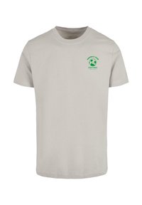 Helles graues Baumwoll-T-Shirt mit rundem Halsausschnitt, das grünen Drucktext und eine Fußballgrafik auf der linken Brustseite aufweist.