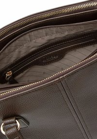 Borsa a mano in pelle marrone con finitura testurizzata. Interno con fodera chiara, comparto con cerniera e etichetta con logo. Chiusure lampo in ottone dorato.