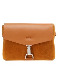 Clutch in pelle e suede color cuoio con patta frontale, hardware argentato e chiusura magnetica. Texture morbida con un design a colori a contrasto.