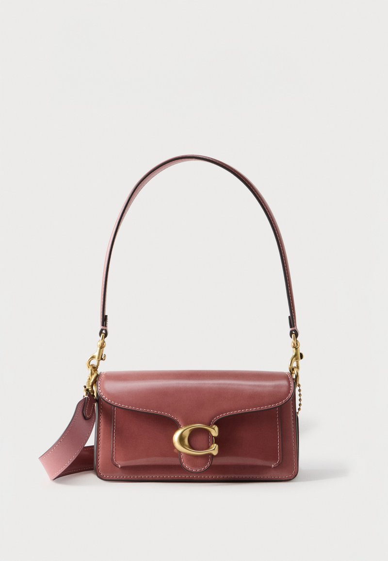 Δερμάτινη τσάντα χειρός σε βαθύ ροζ, με κλείσιμο με καπάκι, εντυπωσιακά χρυσά κουμπώματα και αντίθετη ραφή. Περιλαμβάνει κοντή λαβή.