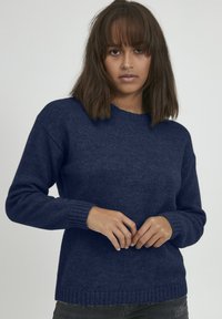 Marinblauer Strickpullover mit rundem Ausschnitt, langen Ärmeln, gerippten Bündchen und Saum. Weiche Textur mit lockerer Passform.