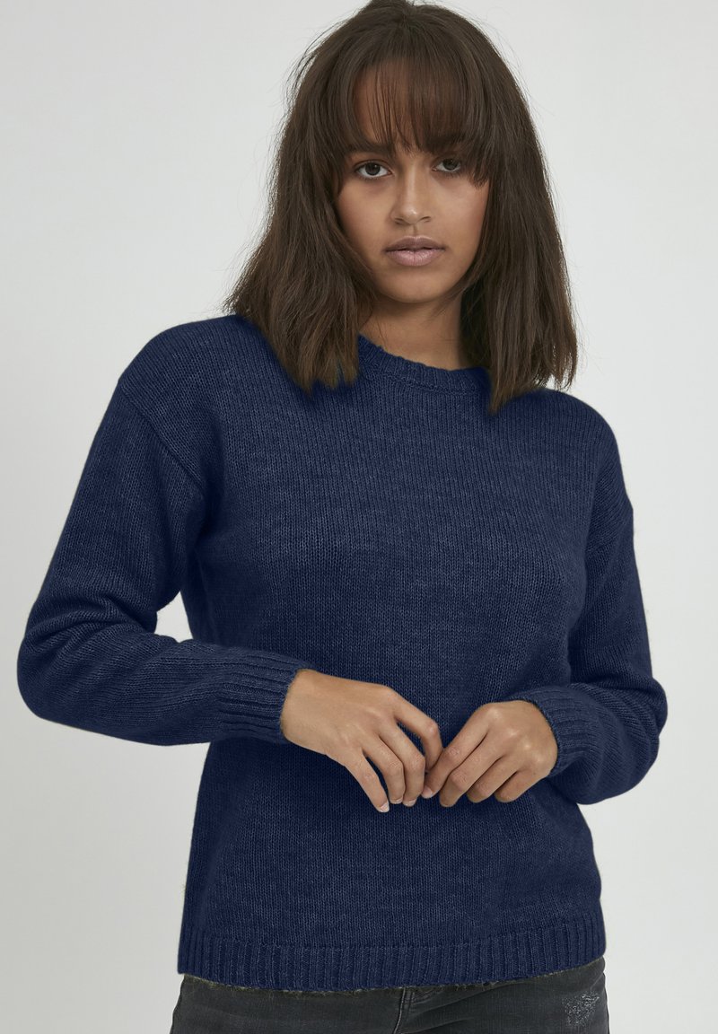 Marinblauer Strickpullover mit rundem Ausschnitt, langen Ärmeln, gerippten Bündchen und Saum. Weiche Textur mit lockerer Passform.