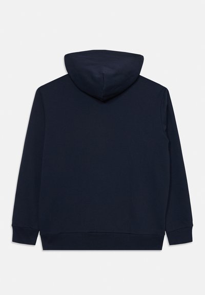 Mörkblå hoodie av mjuk bomullsmix. Har långa ärmar, en känguruficka och ribbade avslutningar vid nederkant och ärmslut.