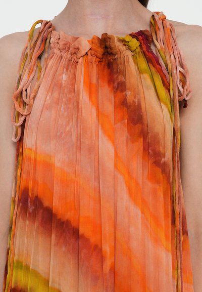 Plisseret ærmeløs kjole med tie-dye effekt i orange, pink og gule nuancer. Tekstiler af letvægtsmateriale med samlet detalje ved halsen.