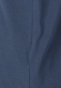 Mörkblå bomullstyg med en slät textur och en vertikal sömdetalj. Minimalistisk design utan synliga mönster eller detaljer.