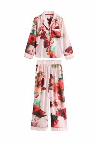 Bloemige pyjama set met een roze achtergrond en rode en groene bloemen, gemaakt van zachte stof, inclusief een lang mouwenshirt en losse broek.