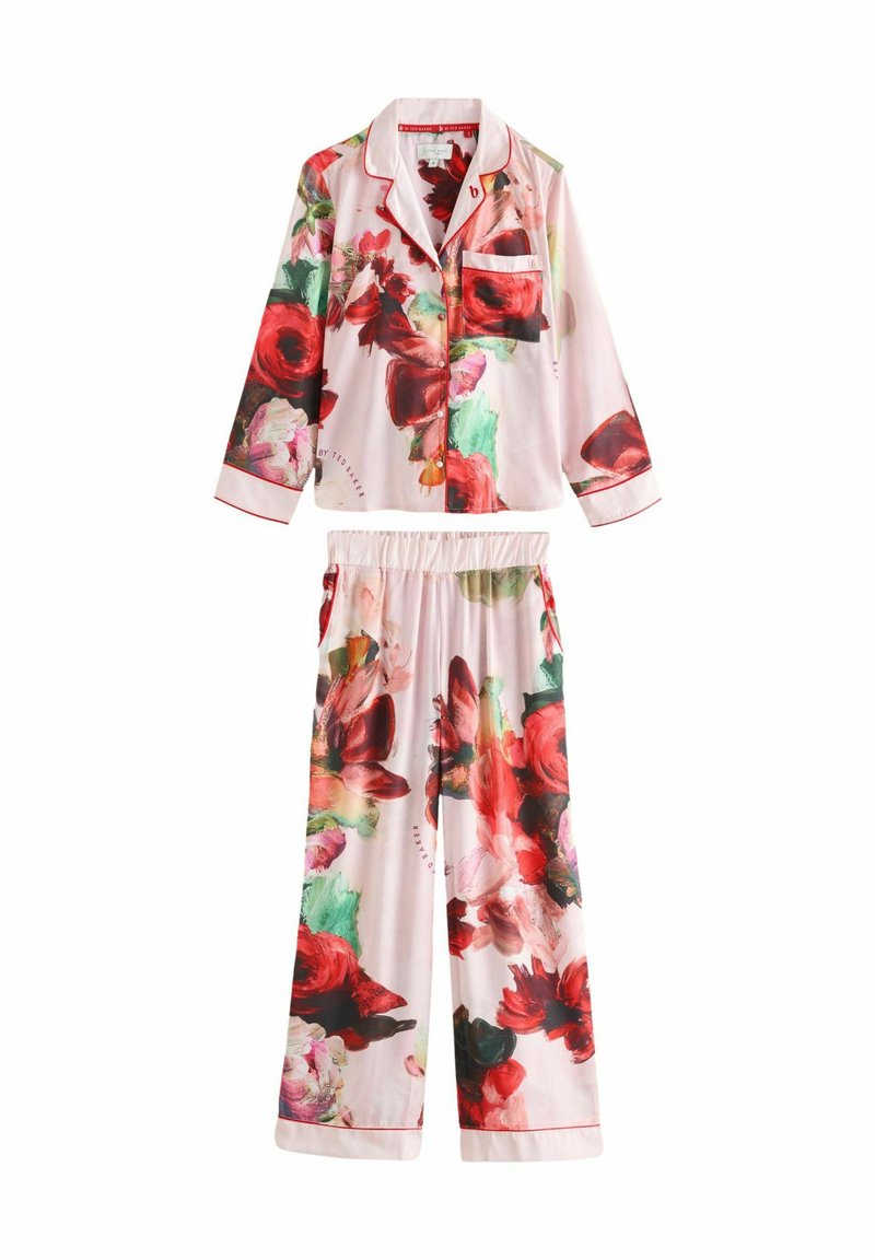 Bloemige pyjama set met een roze achtergrond en rode en groene bloemen, gemaakt van zachte stof, inclusief een lang mouwenshirt en losse broek.