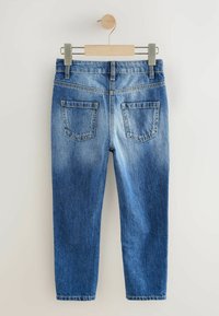 Blaue Jeans aus Denim mit einer ausgewaschenen Optik, geradem Beinschnitt, Taschen auf der Rückseite und einem Metallaufhänger. Einfaches Design, standardmäßige Nähte und fransiger Saum.