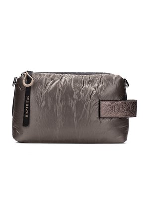 Rektangulær metallisk grå clutchtaske med krøllet tekstur, sort lynlås, ringformet lynlåstrækker og aftagelig læderrem på siden.