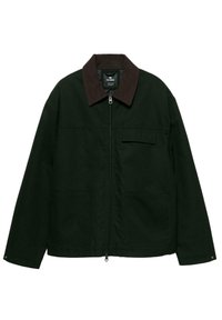 Giacca zip-up verde scuro con colletto marrone scuro, due tasche frontali a toppa e una tasca sul petto con patta, maniche lunghe con polsini a pressione.
