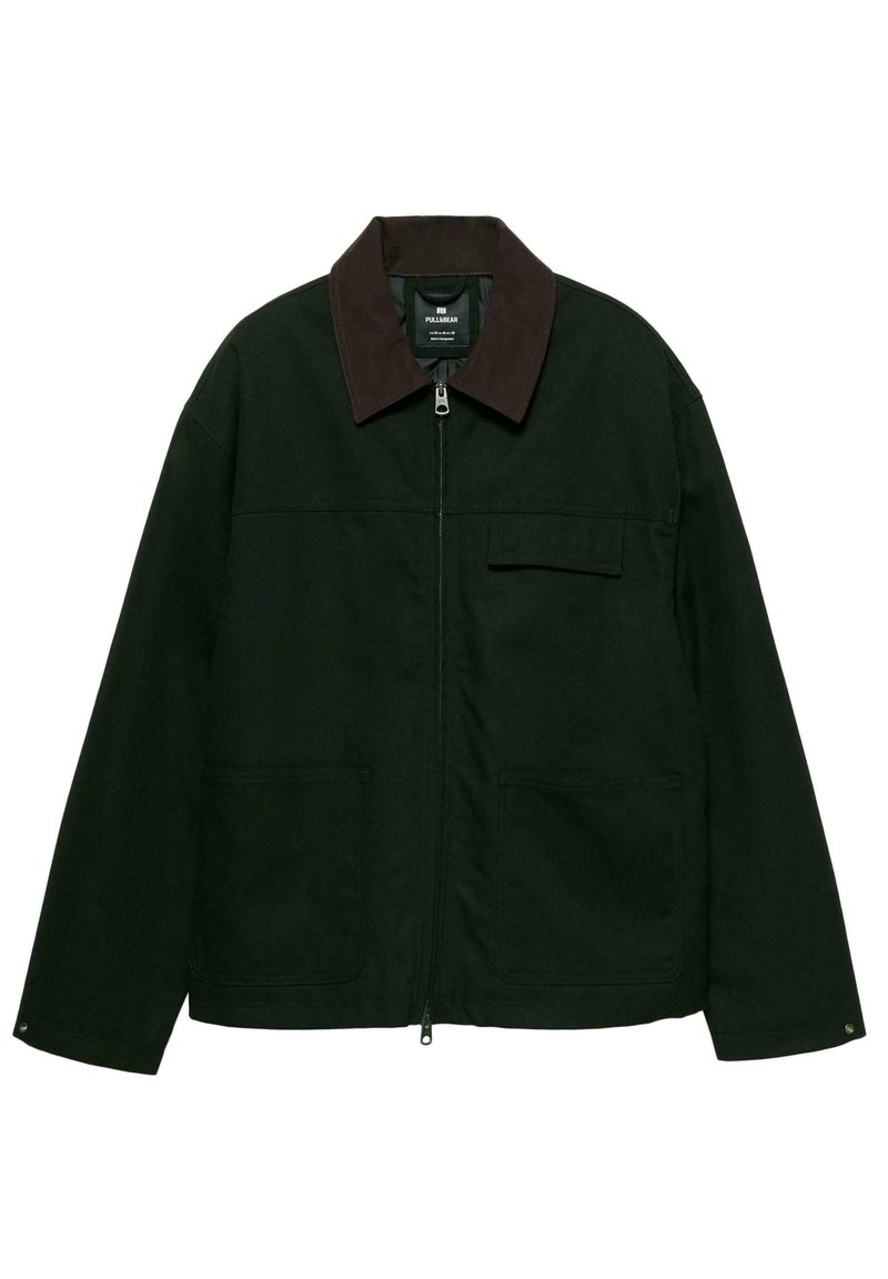 Giacca zip-up verde scuro con colletto marrone scuro, due tasche frontali a toppa e una tasca sul petto con patta, maniche lunghe con polsini a pressione.