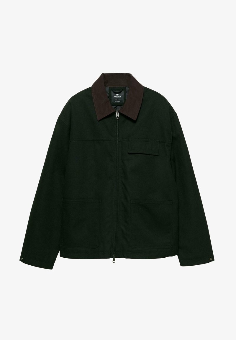 Giacca zip-up verde scuro con colletto marrone scuro, due tasche frontali a toppa e una tasca sul petto con patta, maniche lunghe con polsini a pressione.