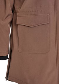 Smeđa jakna s velikim džepom, elegantan materijal s glatkom teksturom i detaljem otkrivenog zatvarača na rubu.