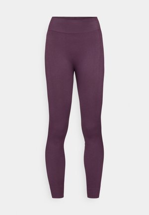 Lila leggings magas derekú, bordázott textúrával és testhezálló dizájnnal. Nincs látható minta vagy fém részlet.