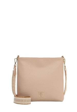 Beige leren crossbodytas met een gestructureerd oppervlak, gouden accenten en een gevlochten band met een wit-bruin patroon.