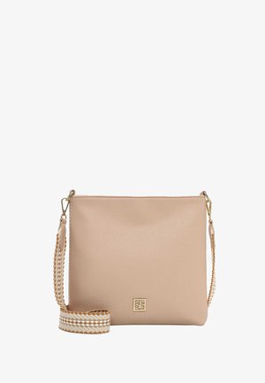 Bolso bandolera de cuero beige con superficie texturizada, herrajes dorados y una correa trenzada con un patrón blanco y marrón.