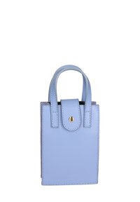 Borsa a tracolla in pelle blu chiaro con un design strutturato, forma rettangolare, due manici corti e un davanti con pattina fissata da un bottone a pressione dorato.