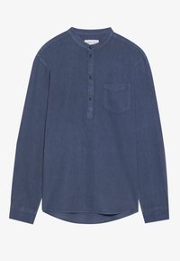 Camicia in chambray blu scuro a maniche lunghe, con collo a banda, bottone frontale e una tasca applicata sul petto sinistro. Texture liscia.
