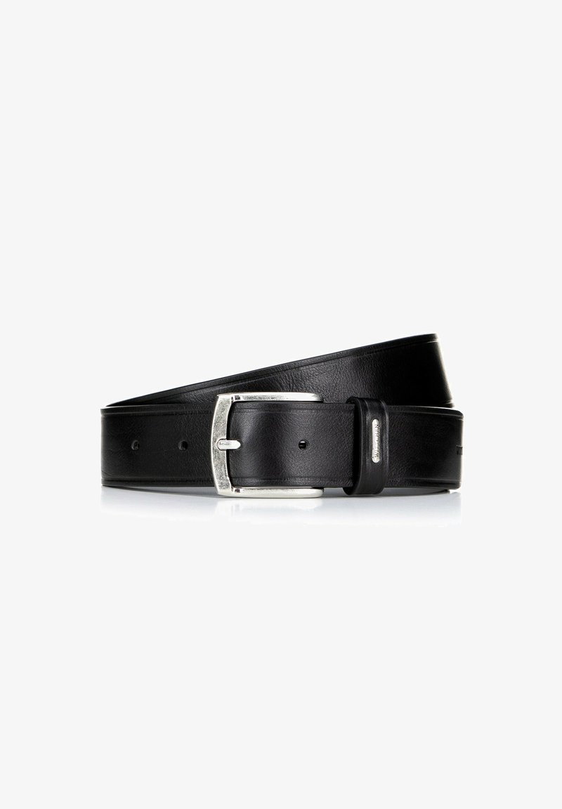 Cintura in pelle nera con una fibbia rettangolare argentata lucida, dotata di un design texturizzato e diversi fori di regolazione.