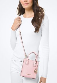 MICHAEL Michael Kors MERCER EXTRA-SMALL PEBBLED - Håndtasker - powder