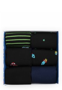 Sei paia di calzini in una scatola. Presentano design a strisce neri, blu navy e verdi, con motivi di auto e creature stravaganti in colori vivaci.