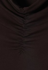 Schwarzes Oberteil mit gerafftem Ausschnitt aus weichem, dehnbarem Stoff. Glatte Textur mit vertikalen Falten, die einen eleganten Look erzeugen.