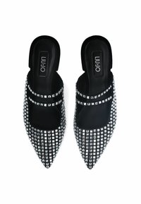 Mule neri con punte appuntite, ricoperti di quadrati di strass argentati. Presentano due cinturini orizzontali neri nella parte superiore. Texture liscia.